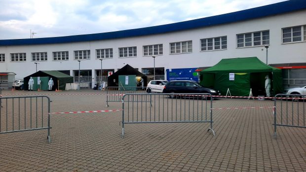 Na parkovišti před brněnským výstavištěm začala fungovat tzv. drive-in stanoviště.