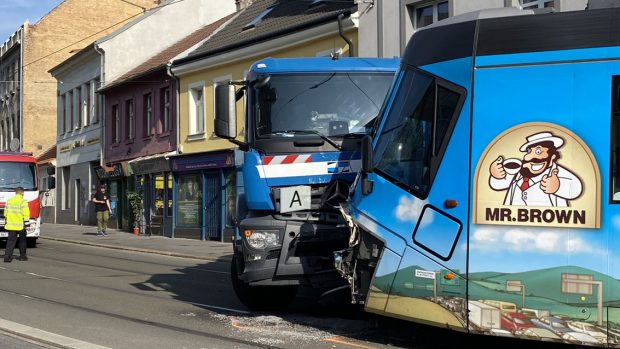 Srážka tramvaje a popelářského vozu v Zenklově ulici v Praze.