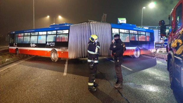 Autobus se zaklínil ve svodidlech