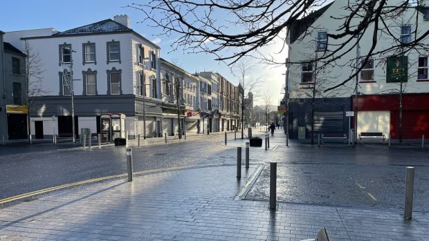 Newry, Severní Irsko. Na hranicích ani po brexitu žádné kontroly, město víceméně mrtvé. Finální odchod z unie místní považují za smutný, zatím to na ně ale vesměs nemělo žádný dopad