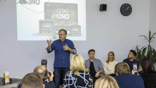 Filmový producent a jeden ze zakladatelů projektu České kino Miloslav Šmídmajer (uprostřed) během tiskové konference ke spuštění platformy. Vpravo herci Hana Vagnerová a Jiří Mádl