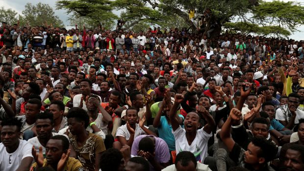 Mladí demonstranti v regionu Sidama v Etiopii.