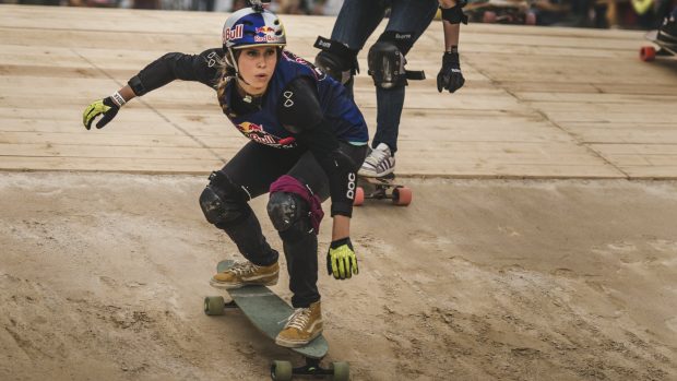 Eva Samková na longboardu