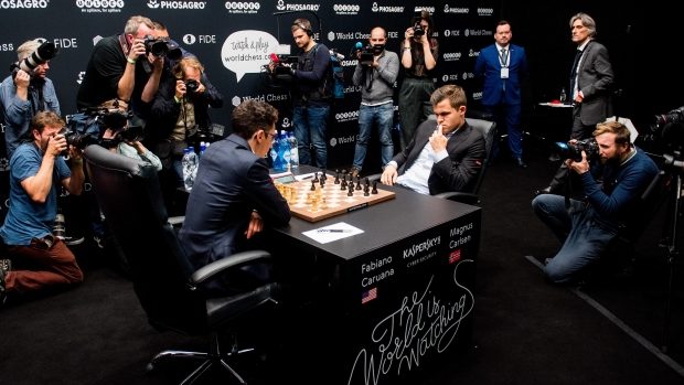 V zápase o titul proti sobě nastoupili Nor Magnus Carlsen a Fabiano Caruana