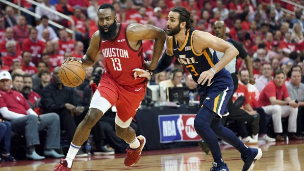 Basketbalista James Harden (v červeném) v utkání play-off NBA proti Utahu