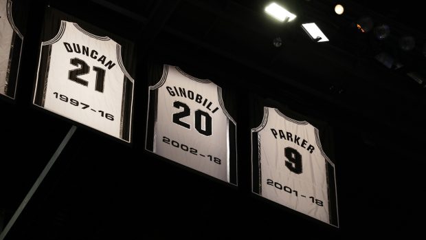 Dresy basketbalových legend pod stropem arény v San Antoniu