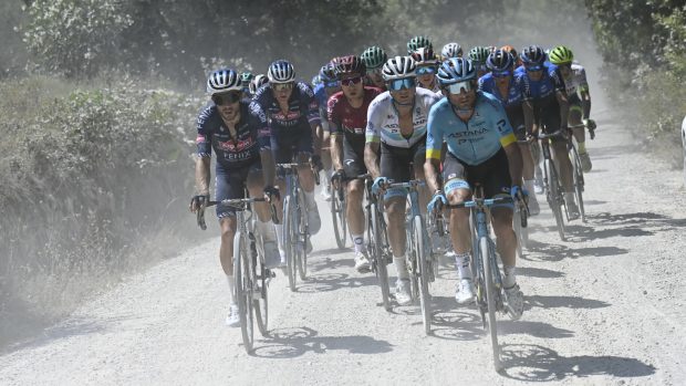 Cyklisté na Strade Bianche