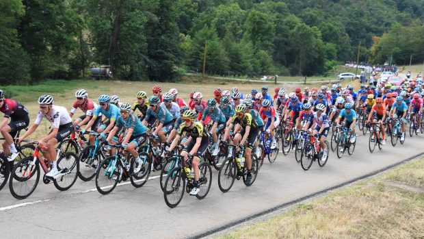 Peloton na závodě Critérium du Dauphiné