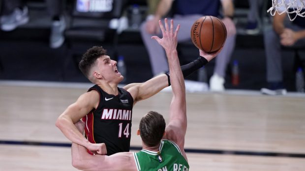 Tyler Herro (vlevo) se prosazuje přes bránícího Gordona Haywarda