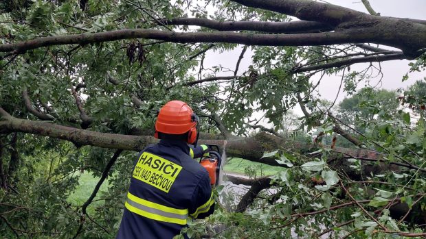 Hasiči vyjížděli k více než tisícovce událostem. Nejčastěji se jednalo o odstranění popadaných stromů a větví