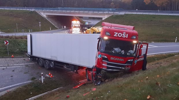 Řidič nákladního vozu nadýchal při orientační zkoušce téměř dvě a půl promile alkoholu. Nehoda zablokovala sjezd z dálnice D3 na obec Hluboká nad Vltavou.