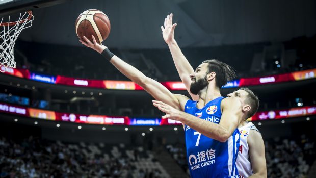 Vojtěch Hruban se snaží dát koš v zápase proti Polsku