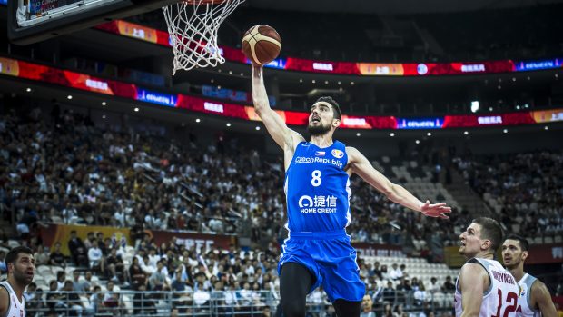 Tomáš Satoranský střílí koš v zápase s Polskem