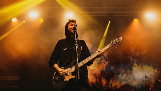 Filip Vlček při koncertu s kapelou John Wolfhooker