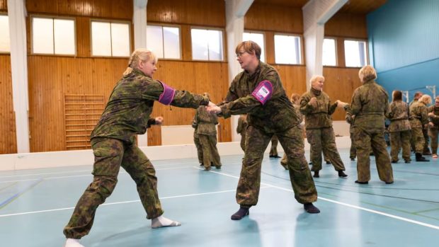 Finské ženy na jednom z kurzů Nasta. Dobrovolné kurzy krizové připravenosti pro finské ženy organizuje státní organizace krizové připravenosti Naisten Valmiusliitto