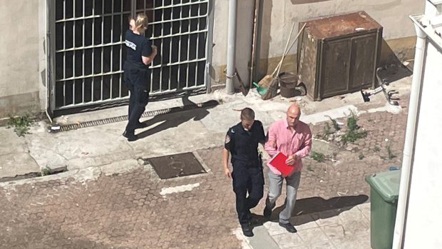 Antona Fischera dovedli do budovy soudu z vazební věznice přes dvůr přímo v centru Zadaru
