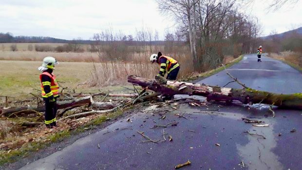 Spadané škody způsobily komplikace v dopravě i poruchy na elektrickém vedení