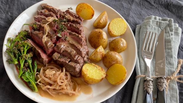 Flank steak z bizona se šalotkovou omáčkou, brokolicí a opečeným bramborem