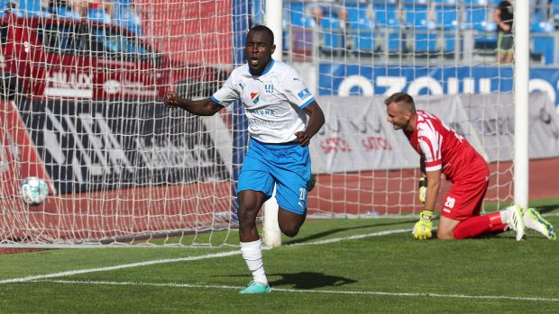 Fotbalista Baníku Abdullahi Tanko slaví gól do sítě Hradce Králové