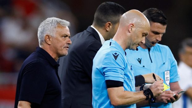 Trenér José Mourinho během konfliktu s rozhodčím Anthonym Taylorem ve finále Evropské ligy