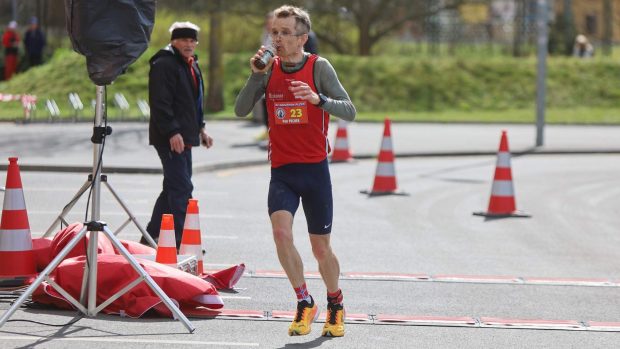 Petr Pechek při závodě na 100 kilometrů