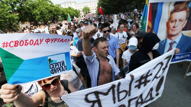 Přesný počet demonstrantů, kteří v sobotu 18. července zaplavili centrum Chabarovsku, není jasný, tamní média ale hovoří o 15 až 50 tisících účastníků