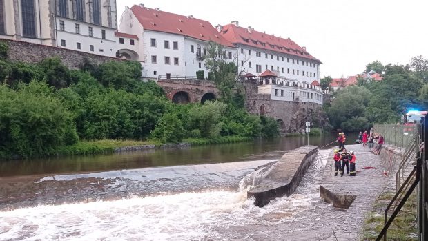 Policejní fotografie z pátrací akce na Vltavě v Českém Krumlově