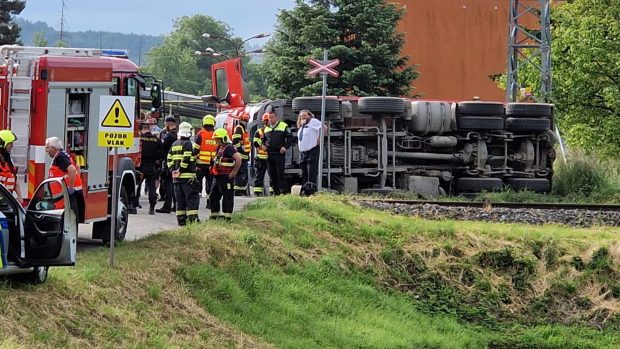 Velitel zásahu na místo povolala evakuační autobus, kam přestoupili nezranění cestující