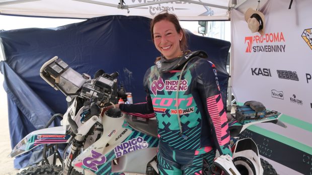 Gabriela Novotná u své dakarské motorky