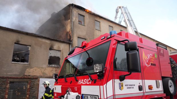 V areálu bývalých kasáren v Bruntále hoří. Hasiči bojují s požárem několik hodin