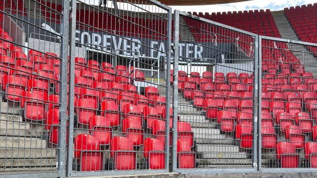 Plot před tribunou hostujících fanoušků na stadionu Slavie Praha