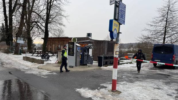 Z fotografií, které policie zveřejnila, je patrné, že je přední strana bankomatu poškozená