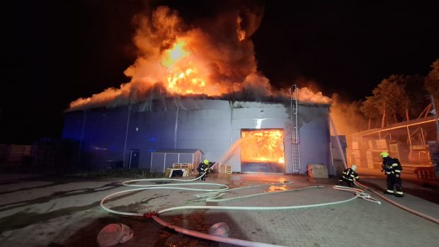 V Předměřicích nad Jizerou (Mladá Boleslav) byl vyhlášen III. stupeň požárního poplachu u požáru skladovací haly