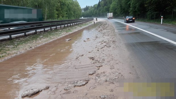 Bahno na dálnici D1 po bouřce (6. května)