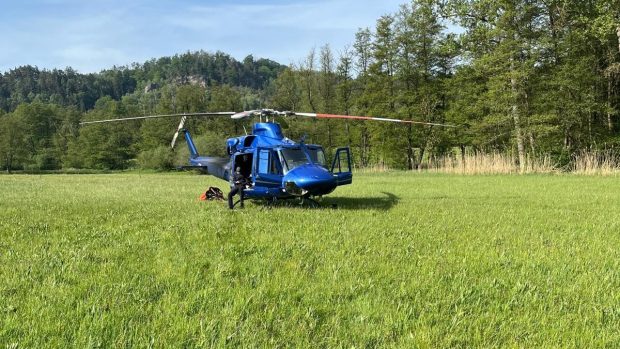 Hořící les na Mladoboleslavsku pomáhal hasit vrtulník