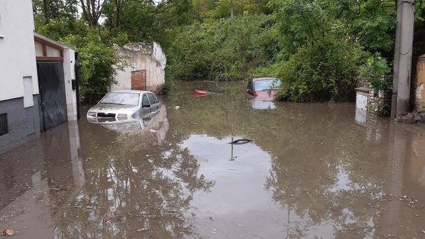 Vlivem přívalového deště na Kladně došlo k zaplavení ulice, v nejhlubších místech dosahovala voda 1,5 m