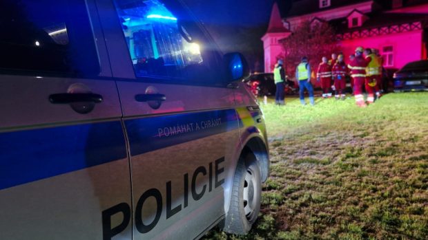 Záchranáři, hasiči i policisté zasahují v Čeladné na Frýdecko-Místecku, kde se podle prvotních informací propadl strop v Hotelu Zámeček