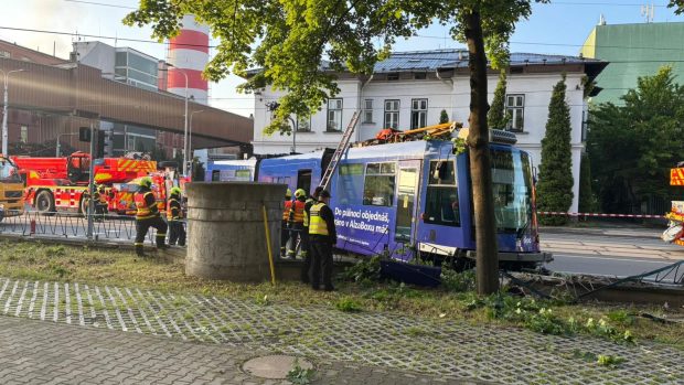 Policisté žádají cestující z tramvaje, která se v úterý 27. května srazila v Ruské ulici v Ostravě-Vítkovicích s osobním autem