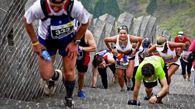 Vytrvalci během maratonu na Velké čínské zdi.