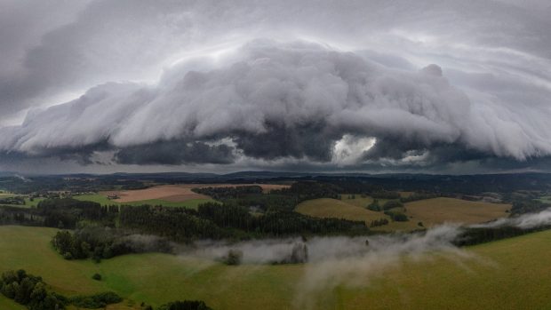 Zvláštně vypadající shelf-cloud přešel na Trutnovsku ve středu kolem 19.00