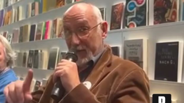 Šéf Slovenského literárního centra na festivalu Svět knihy v Praze zachycený na videu týdeníku Respekt (17. května 2025)