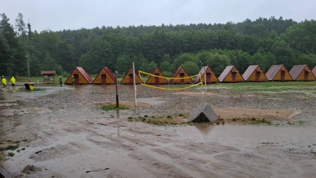 Tábory leží na břehu potoka a evakuováno z nich muselo být 238 dětí a dospělých