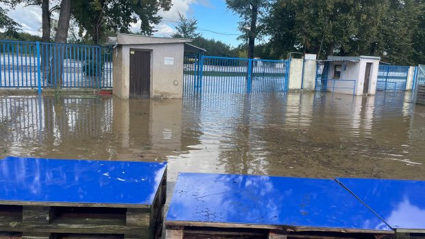 Městský stadion v Opavě se připravuje na povodně