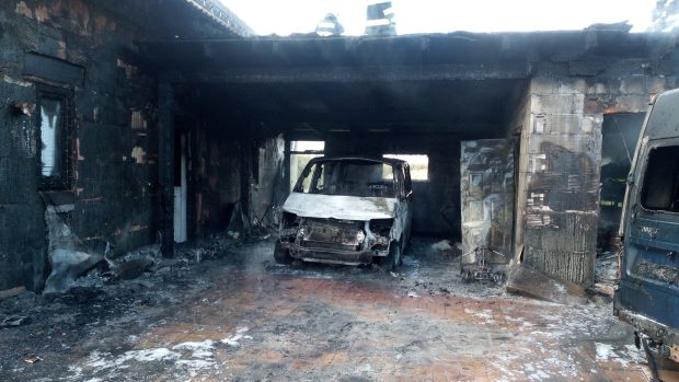 Hořet začalo v garáži, a to kvůli práci s hořlavými látkami a otevřenému ohni, konkrétně při použití plynového vařiče