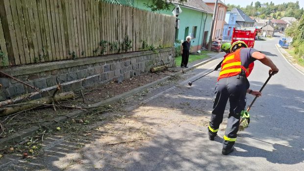 V Olomouckém kraji silně fouká. Hasiči odstraňují spadlé větve a uvolněné střechy