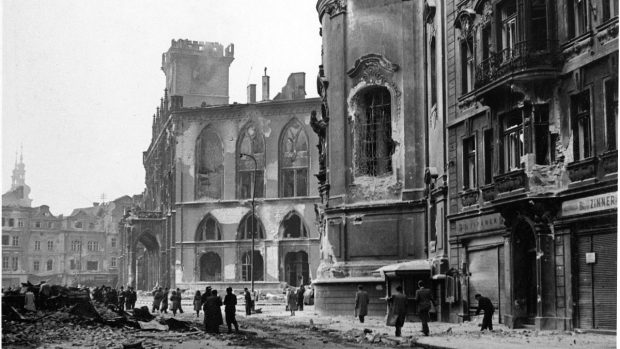 Během bojů byla vážně poškozena Staroměstská radnice