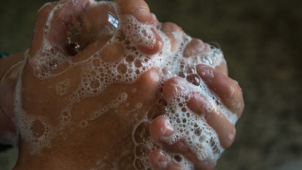 Kuchyňská prkénka, houbičky na nádobí nebo klávesnice – tyto předměty přímo přitahují viry a bakterie.