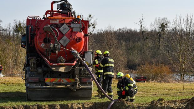 Hasiči v Hustopečích nad Bečvou odčerpávají benzen uniklý při havárii cisteren