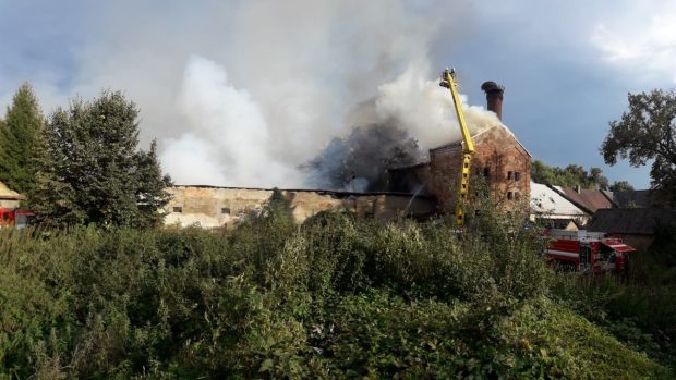 Požár v areálu bývalého Dřevotvaru v Chlumci nad Cidlinou