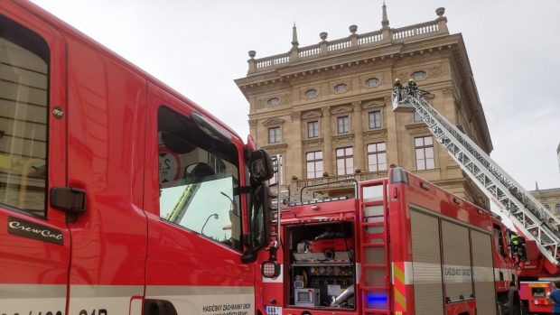Hasiči jako připomínku 140 let od jeho vyhoření hasili požár Národního divadla.